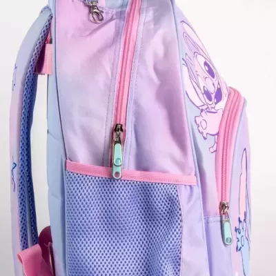Mochila lilás e rosa com bolso de rede e personagem animado estampado.