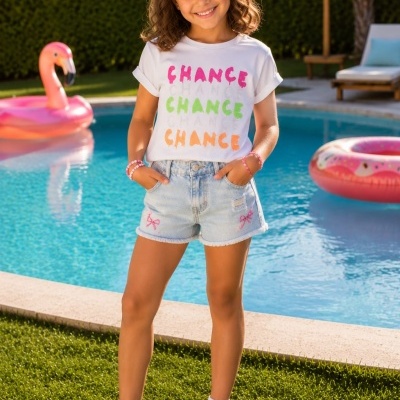 Menina com roupa casual colorida junto a piscina com boias infláveis