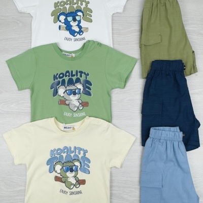 Conjunto infantil com três T-shirts coloridas estampadas e três calças/calções com bolsos laterais