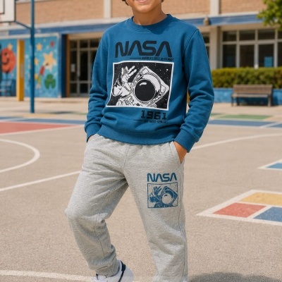 Conjunto infantil azul e cinzento com estampas NASA e astronauta num campo de basquetebol.