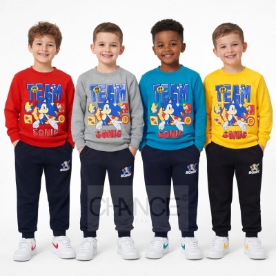 Quatro crianças com sweatshirts coloridas TEAM SONIC e calças escuras e ténis brancos
