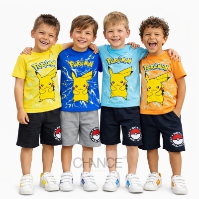 Crianças vestindo t-shirts Pokémon coloridas e calções com tema Pokémon
