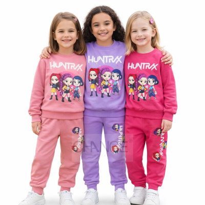 Três crianças com fatos de treino coloridos com estampado de personagens animados e texto HUNTRX