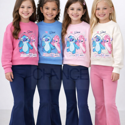 Meninas com sweatshirts coloridas estampadas e calças flare