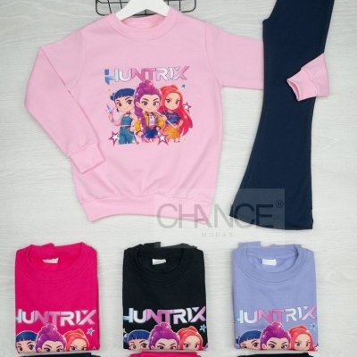 Conjunto de roupa infantil com sweatshirts coloridas e calças combinadas
