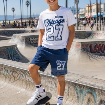 Rapaz jovem com conjunto de t-shirt branca e calções azuis em parque de skate