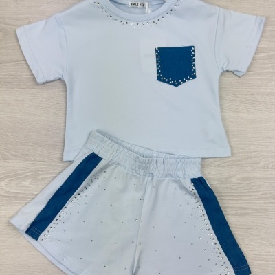 Conjunto de t-shirt e calções brancos com detalhes azuis e brilhantes para criança