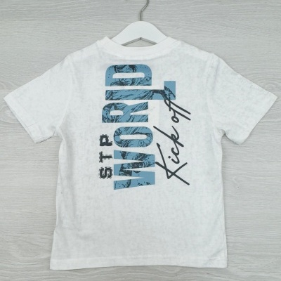 T-shirt branca com impressão azul e preta e texto 