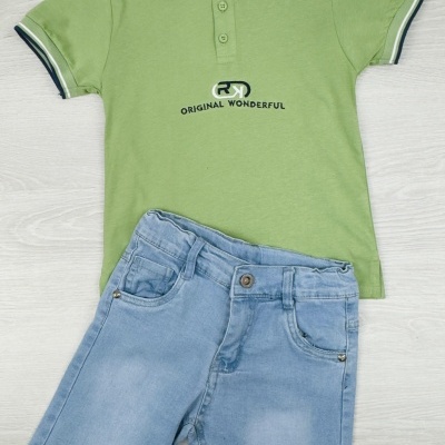 Conjunto infantil com polo verde e calções de ganga azuis claros