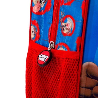 Parte de mochila vermelha e azul com estampa dos Looney Tunes e fecho com puxador escrito LOONEY TUNES.