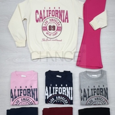 Conjunto de roupa infantil com sweat branco com texto CALIFORNIA LOS ANGELES USA 89 e calças cor-de-rosa