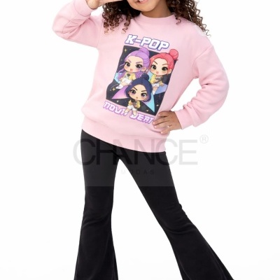 Criança com sweater rosa com estampa K-POP e calças pretas