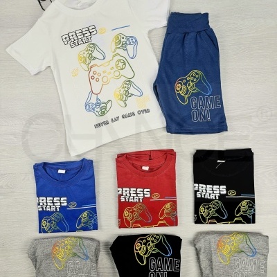 Conjunto infantil t-shirt e calções em várias cores com estampado de comando de videojogo e texto PRESS START e GAME ON