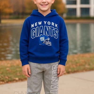 Menino com roupa esportiva azul e cinzenta com texto New York Giants