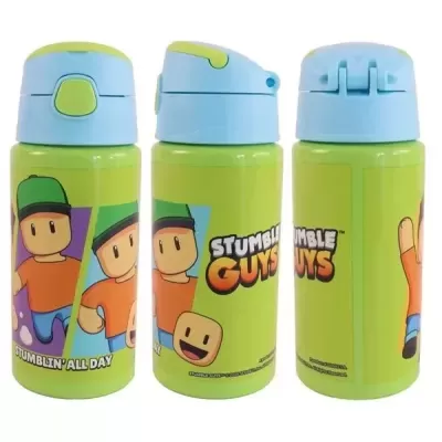Garrafa plástica verde com tampa azul e estampas de personagens de cartoon e texto STUMBLE GUYS.