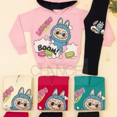 Conjunto infantil colorido com capuz e leggings com estampa de personagem cartoon e palavras LABUBU e BOOM