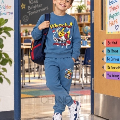 Menino com roupa azul e estampa de Pikachu com mochila numa sala de aula