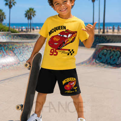 Criança a usar roupa infantil com estampado McQueen 95 e a segurar um skate num parque de skate ao ar livre