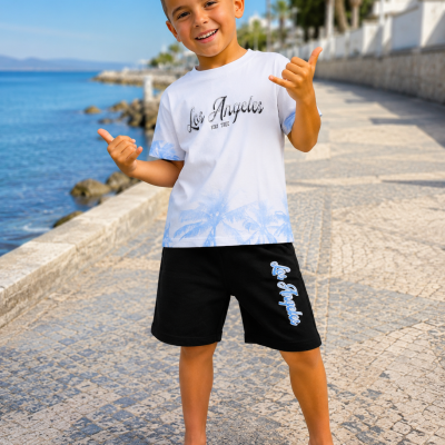 Rapaz com roupa casual Los Angeles azul e branca junto ao mar
