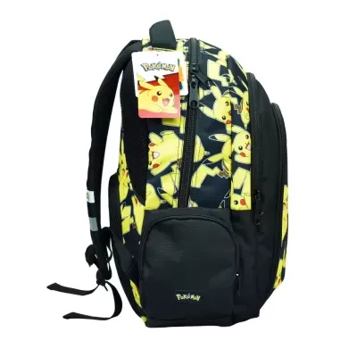 mochila preta e amarela com padrão Pikachu e etiquetas Pokémon