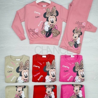 Conjunto de roupa infantil Minnie Mouse em rosa, bege, vermelho e rosa choque com estampa da personagem e palavras em inglês