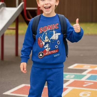 Criança com conjunto azul do Sonic em parque infantil