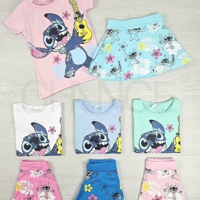 Conjunto infantil com camisolas rosa, branco, azul e verde e saias estampadas coloridas com personagem Stitch e flores