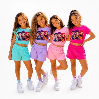 Quatro meninas com conjuntos coloridos e ilustrações de personagens em camisetas e calções, sorrindo