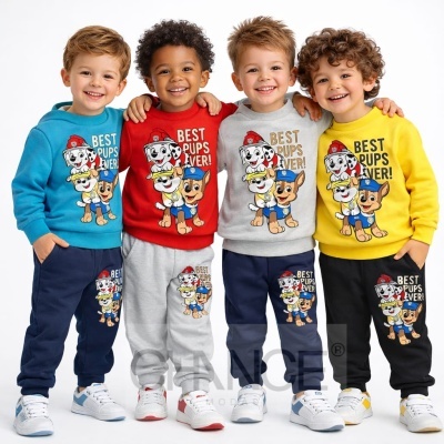 Quatro crianças com roupa de treino colorida e estampada de personagens, sorrindo em fundo branco.