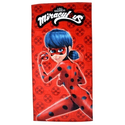 Toalha vermelha com personagem de Miraculous e bolinhas pretas