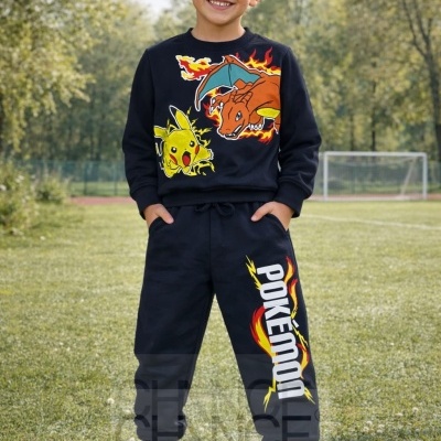 Criança com fato de treino preto Pokémon num campo de relva