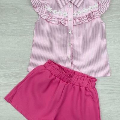 Conjunto infantil rosa com camisa às riscas e calções cor-de-rosa