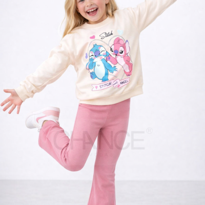 Menina loira com camisola bege estampada Stitch e calças rosa