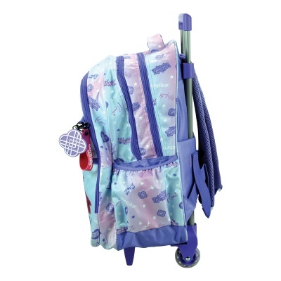 Mochila de rodinhas lilás e azul com padrão colorido e porta-chaves branco.