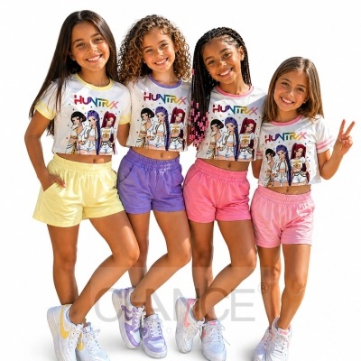 Quatro meninas com roupas coloridas e sapatilhas em fundo branco