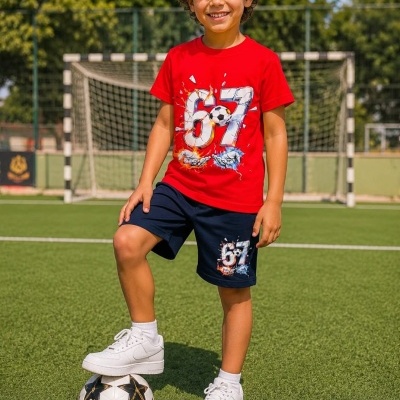 Camisola vermelha e calções azuis com estampa 67 e motivos de futebol, em campo de futebol