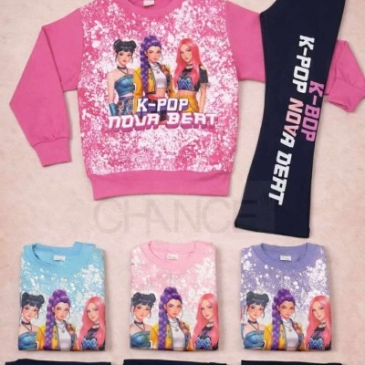 Conjunto de roupa infantil com camisola colorida com personagens femininas e texto K-POP NOVA BEAT e calças pretas com o mesmo texto.
