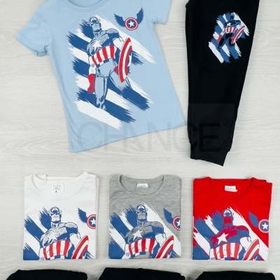 Conjunto infantil com t-shirts e calças pretas com estampa do Capitão América