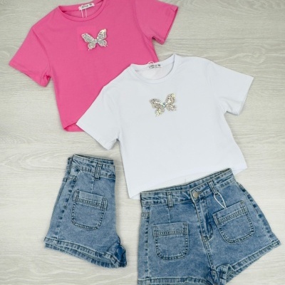 Duas t-shirts rosa e branca com borboleta em strass e calções de ganga azuis