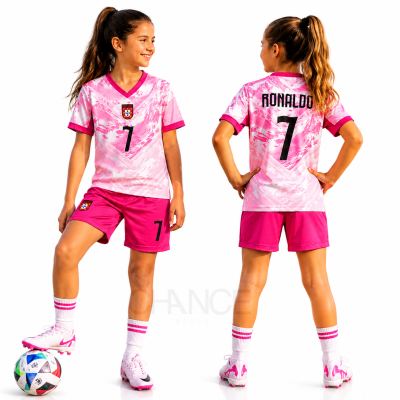 Uniforme de futebol cor-de-rosa e branco com nome Ronaldo e número 7 em criança.