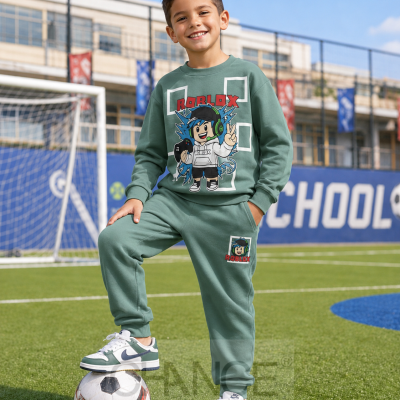 Conjunto verde de criança com estampa Roblox no campo de futebol