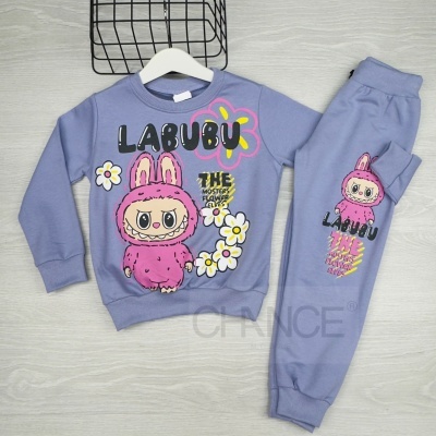 Conjunto infantil lilás com estampa de personagem rosa e texto LABUBU