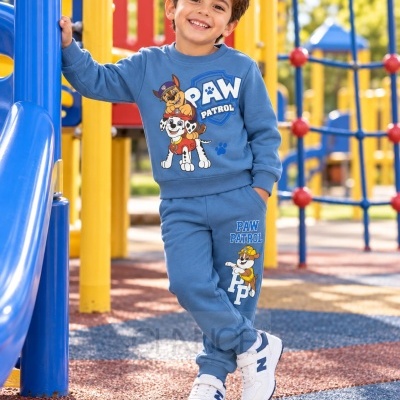 Menino com roupa azul PAW PATROL em parque infantil colorido