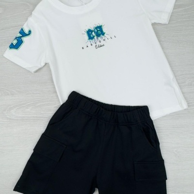 Conjunto infantil branco e preto com t-shirt estampada e calções de bolsos