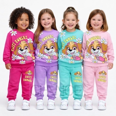 Quatro crianças com conjuntos coloridos Rosa, lilás, turquesa e rosa claro com estampado PUPPY POWER! e sapatilhas brancas.