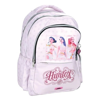 Mochila rosa clara com imagem de três personagens animadas e texto Huntrix