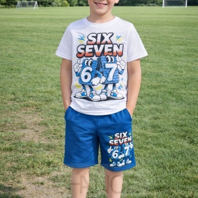 Menino com roupa desportiva com texto SIX SEVEN em campo de futebol