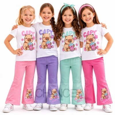 Quatro meninas com camisolas brancas e calças coloridas, estampa de capivara rosa nas roupas