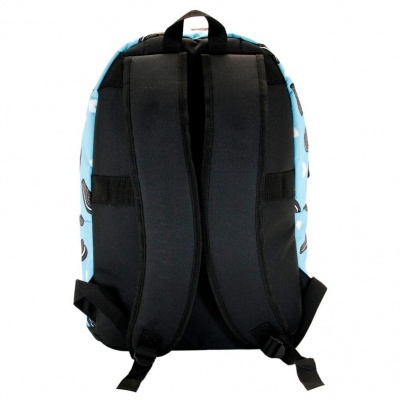 Mochila azul clara com alças e traseira pretas vista de costas