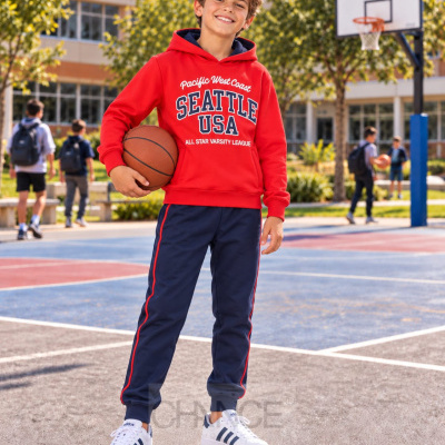 Menino com camisola vermelha SEATTLE USA e calças azul com risca vermelha num campo de basquetebol